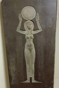 La dea Nut che solleva il sole, dal retro del coperchio del sarcofago di Djedhor, c.378-341 a.C.
